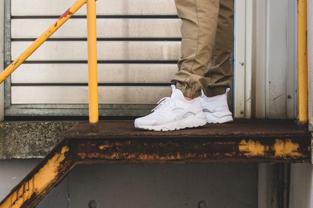 Nike air huarache run triple outlet white