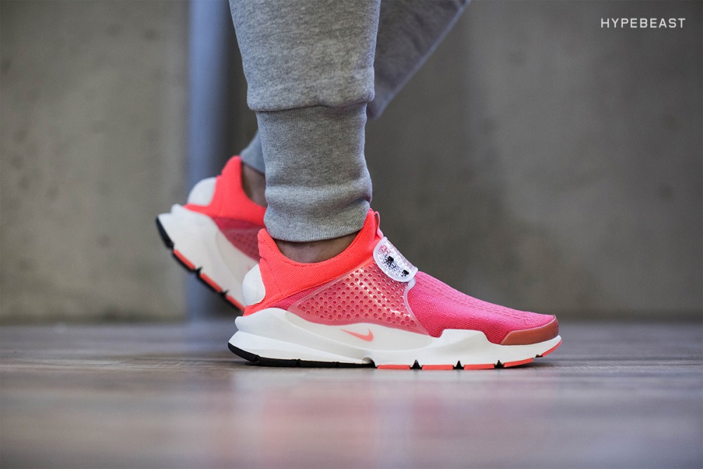 Nike sock dart store pink