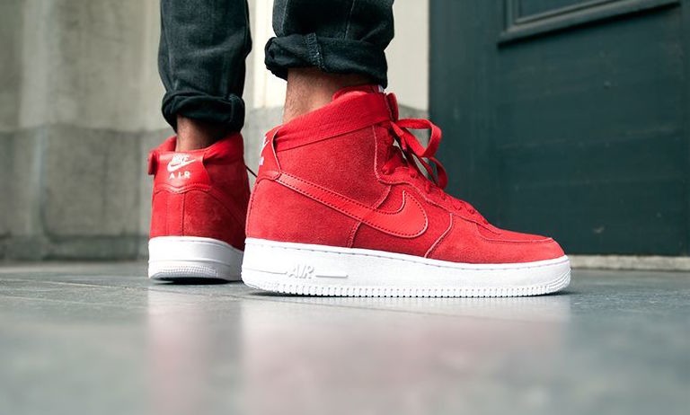 Nike air force 1 best sale with red