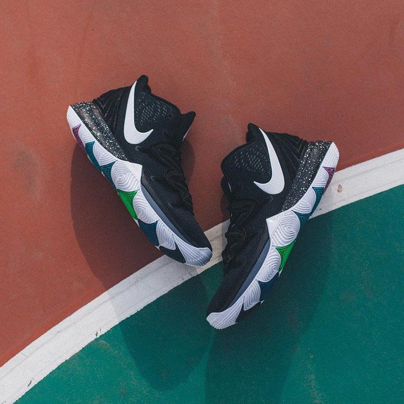 Sepatu Sneakers Basket Bertali Desain Nike Kyrie 5 taco