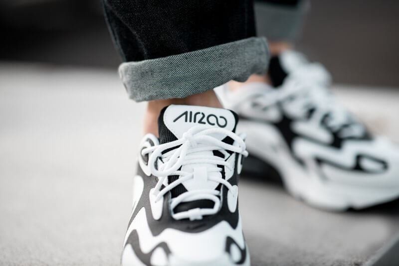 Black and white nike air store max 200