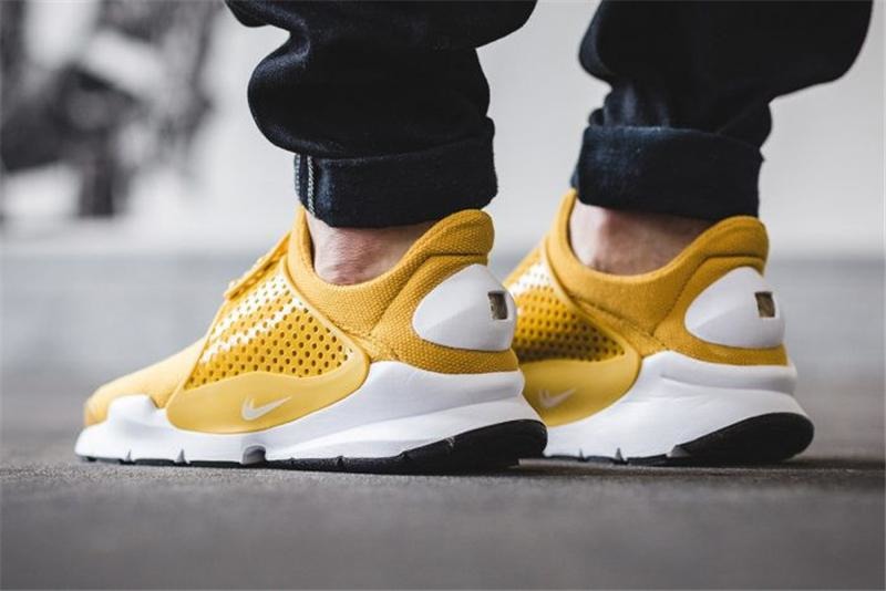 Nike gold dart on sale