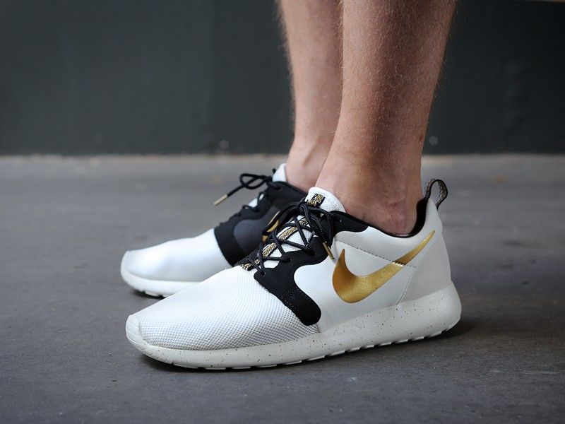 Roshe run store hombre dorados