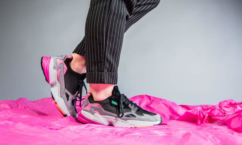 Adidas falcon w core black & light sales pink