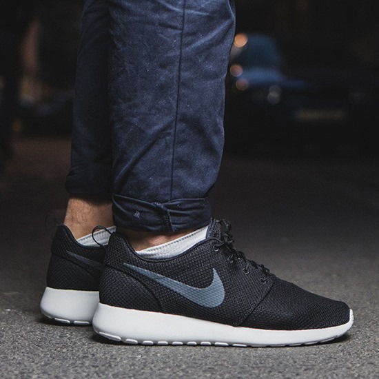 Roshe run store tutte nere