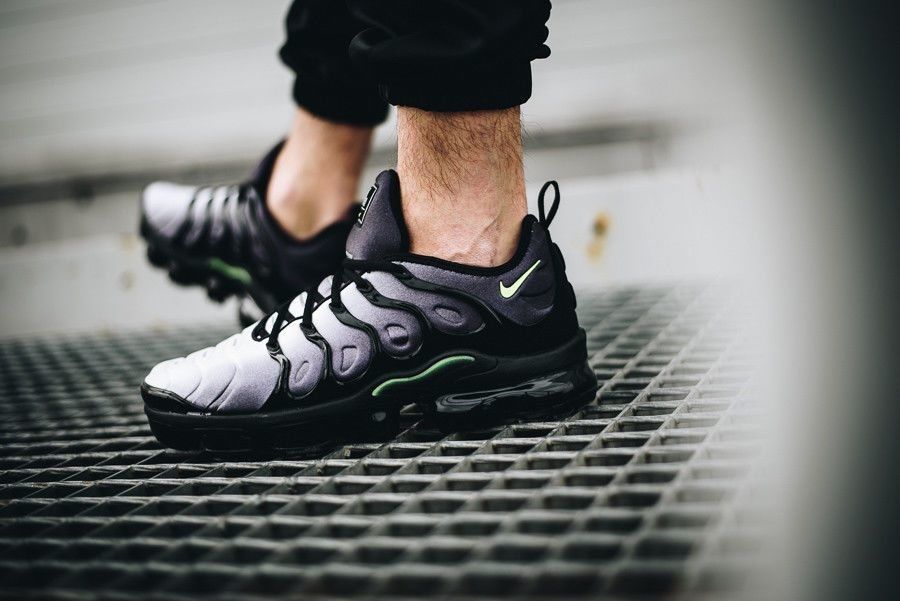 Vapormax plus best sale black and volt