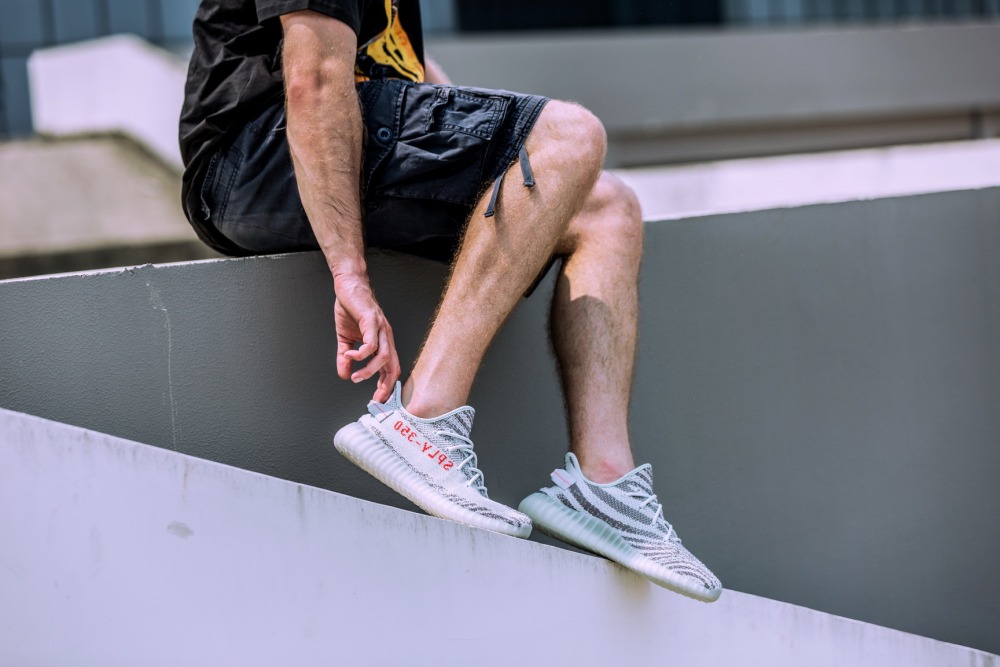 Yeezy boost 350 v2 store blue tint on feet