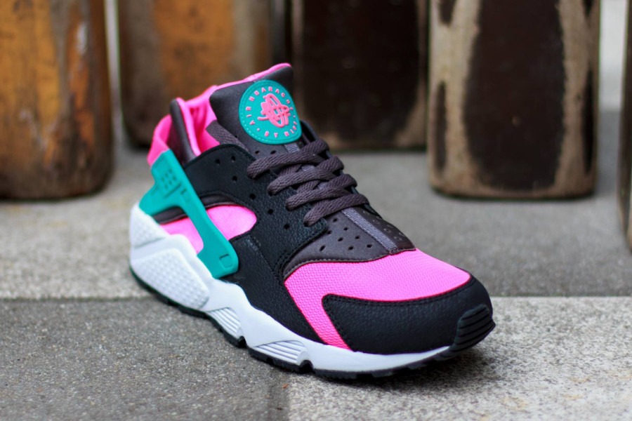 Nike air huarache pink hotsell and black