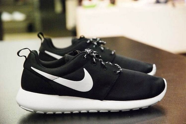 Womens roshe run store black and white