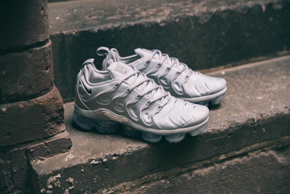 Wolf grey air store max vapormax plus