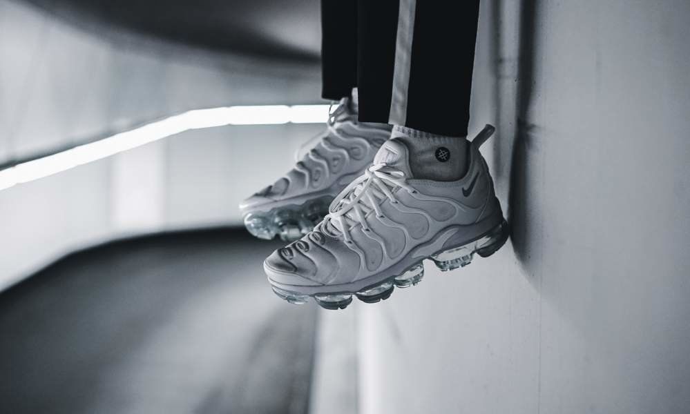 Air vapormax plus white on feet best sale