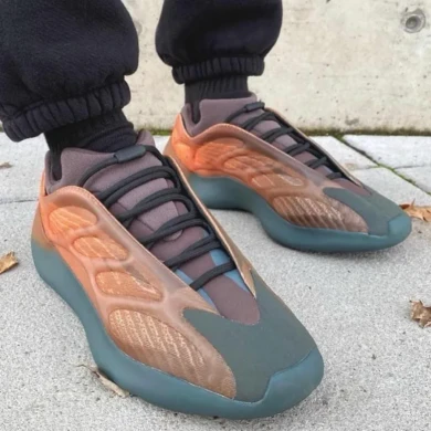Чоловічі кросівки adidas Yeezy 700 V3 'Copper Fade' (GY4109), EUR 45