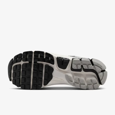 Женские кроссовки Nike W Air Zoom Vomero 5 (HQ1182-001), EUR 38