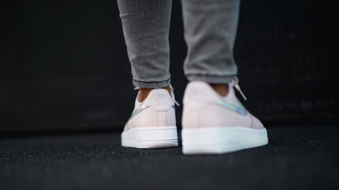 Жіночі кросівки Nike Air Force 1 Low "Pink Iridescent", EUR 37,5