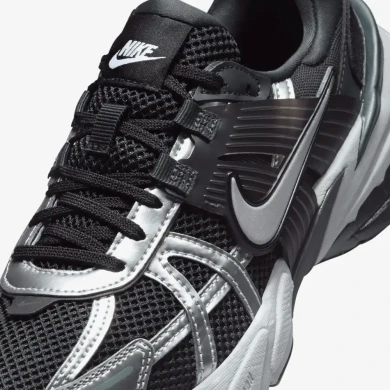 Женские кроссовки Nike V2K Run 'Black Metallic Silver' (FD0736-005), EUR 38