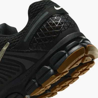 Мужские кроссовки Nike Zoom Vomero 5 "Black/Gum" IB4005-010, EUR 38,5
