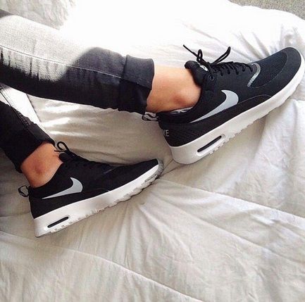 Nike air thea hot sale black and white