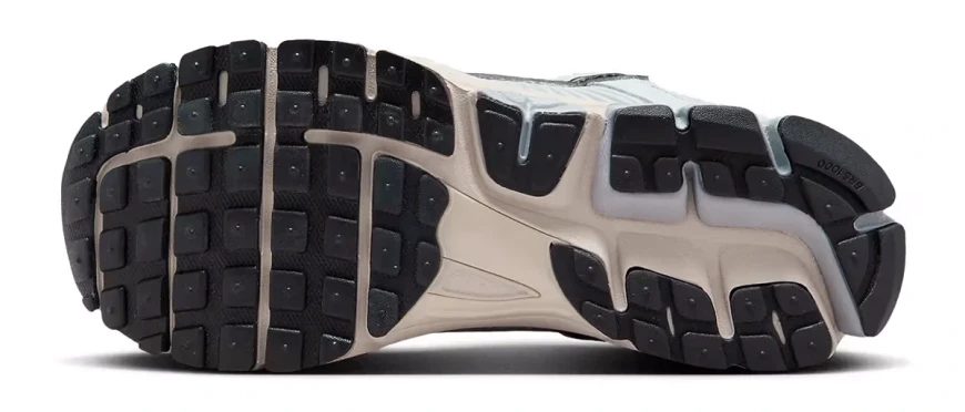 Кроссовки женские Nike Wmns Zoom Vomero 5 (FN6742-002), EUR 38