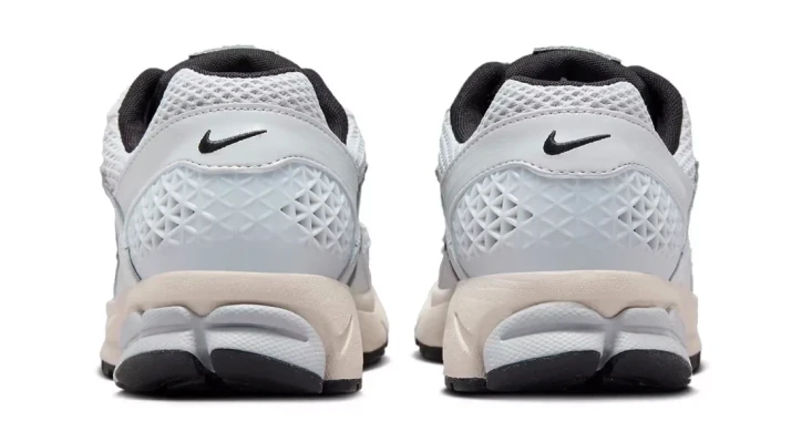 Кроссовки женские Nike Wmns Zoom Vomero 5 (FN6742-002), EUR 38